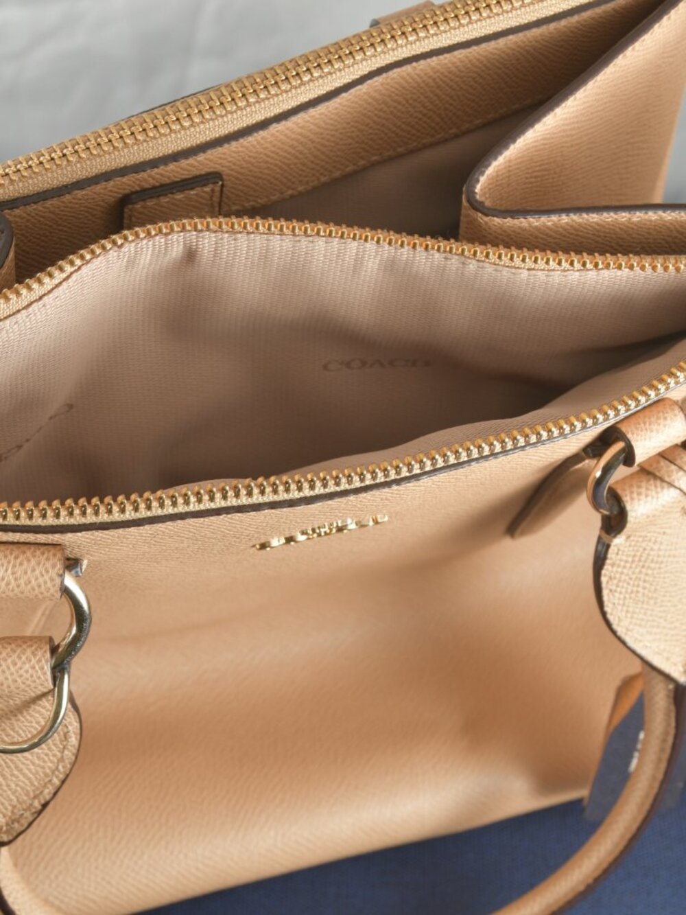 COACH - New W/o tags - Tan LARGE Purse - Picture 5 of 8